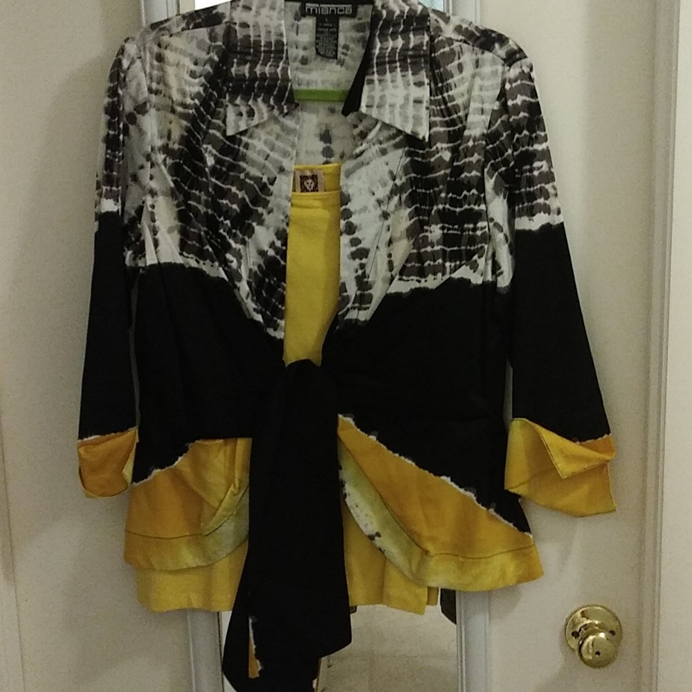 Top, ties in front with camasol